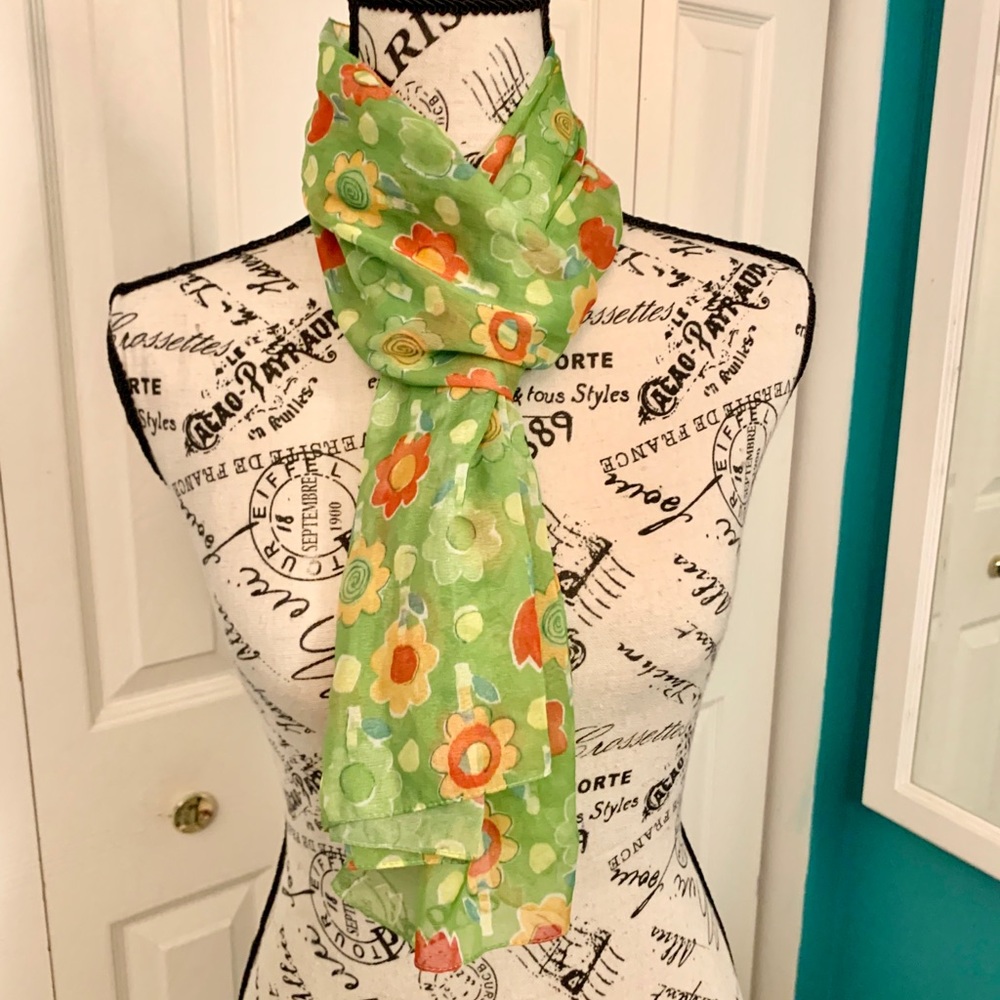 Cute flowered retro design sheer scarf